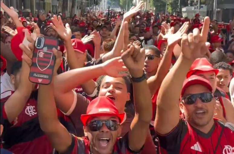 Torcida do Flamengo já tomou as ruas do rua para comemorar a Liberta 