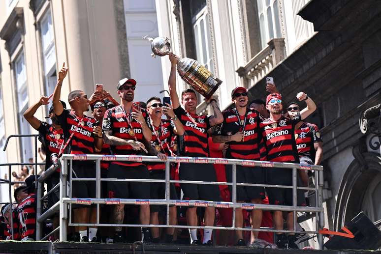 Flamengo celebrates upon arriving in Rio de Janeiro after winning the Copa Libertadores, downtown, in Rio de Janeiro, Royal Jordanian. Players with the Libertadores Cup in the car.