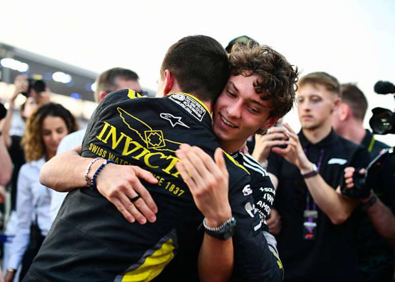 Antonelli chega para prestigiar Fornaroli pelo título