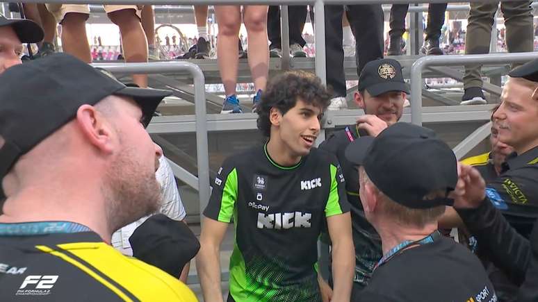 Gabriel Bortoleto comemora o título com sua antiga equipe