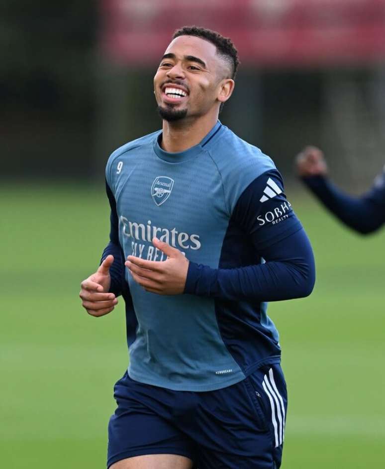 Gabriel Jesus volta a ser relacionado pelo Arsenal após grave lesão