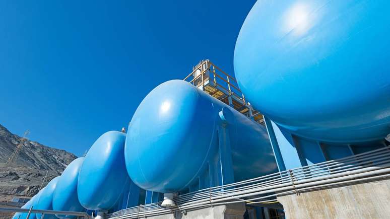 O equipamento de osmose reversa em uma usina de dessalinização – depositphotos.com / tifonimages