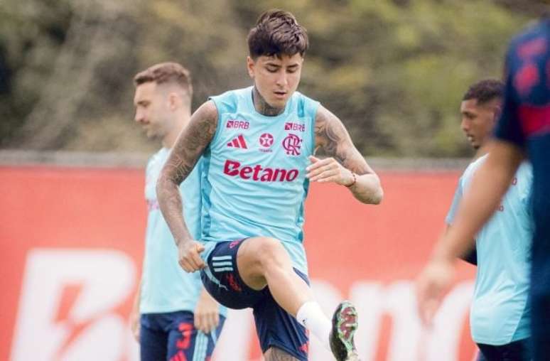 Pulgar disputa bola com Raphael Veiga na final da Libertadores –