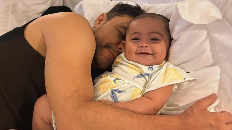 Para Zezé Di Camargo, a chegada da filha Clara, de 11 meses, revigorou a energia da casa e da família, trazendo maior disposição