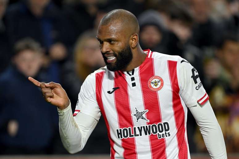 Igor Thiago comemorando um gol pelo Brentford 