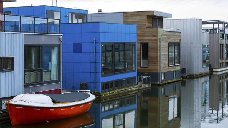 As casas flutuantes da Holanda s&atilde;o unidas a um pilar e podem subir e baixar, de acordo com o n&iacute;vel da &aacute;gua