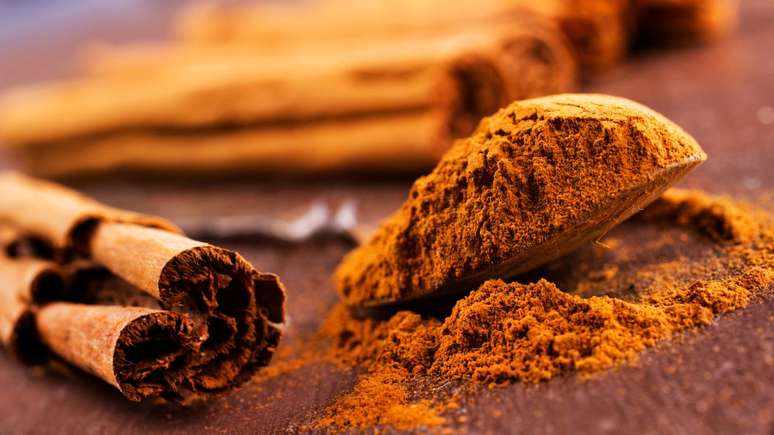 Descubra o significado do ritual de soprar canela no primeiro dia do mês, por que ela é associada à prosperidade e como realizar 