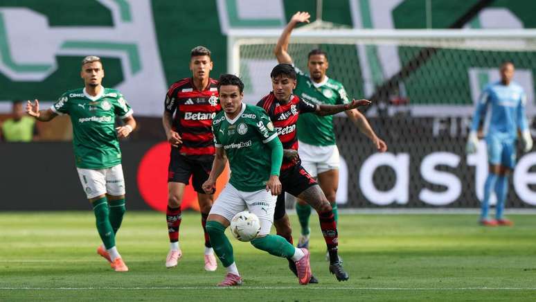 Pulgar disputa bola com Raphael Veiga na final da Libertadores –