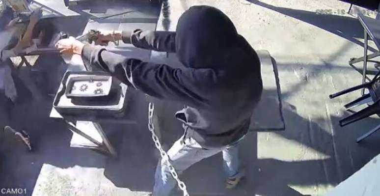 Homem atira contra a ex-companheira em uma pastelaria na zona norte de São Paulo.