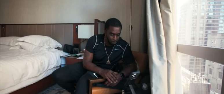Sean 'Diddy' Combs fala com advogados em cena de 'Sean Combs: O Acerto de Contas', novo documentário da Netflix