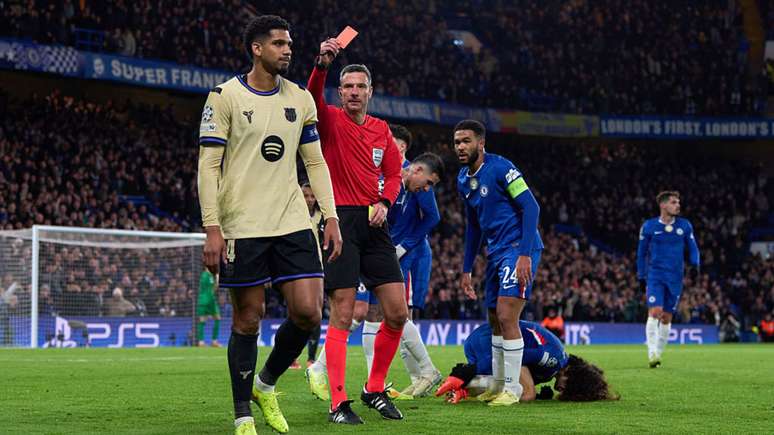 Ronald Araujo sent off against Chelsea