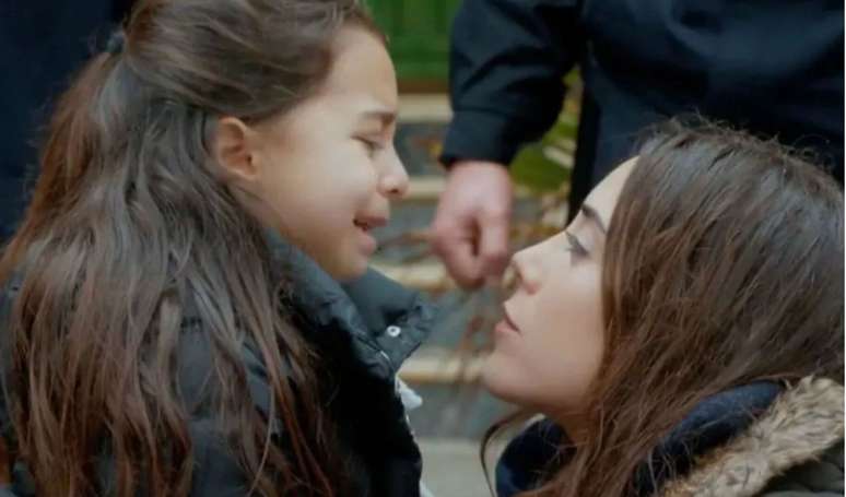 Zeynep é presa após plano de fuga com Melek dar errado na novela turca 'Mae'.