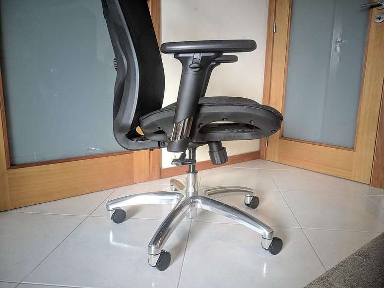 Projetado para apoiar a coluna lombar e reduzir pontos de pressão, prevenindo dores nas costas – Wikimedia Commons/Waldyrious