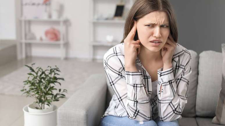 Sensação incômoda ou persistente de ouvir um som semelhante a um zumbido, apito, chiado ou ruído dentro do ouvido é conhecida como zumbido no ouvido, condição tecnicamente referida como tinnitus – depositphotos.com / serezniy