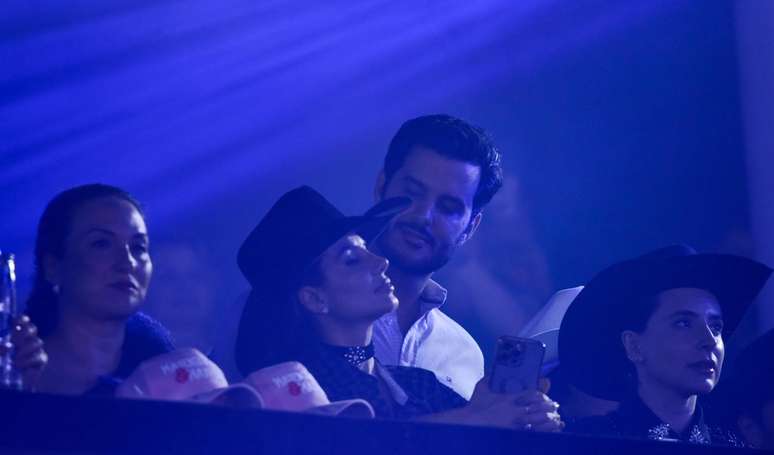 É namoro? Paula Fernandes tenta evitar flagra a dois durante show de Simone Mendes em navio.