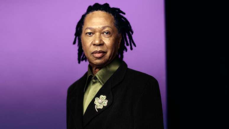 Djavan fará turnê comemorativa de 50 anos de carreira; veja como adquirir os ingressos