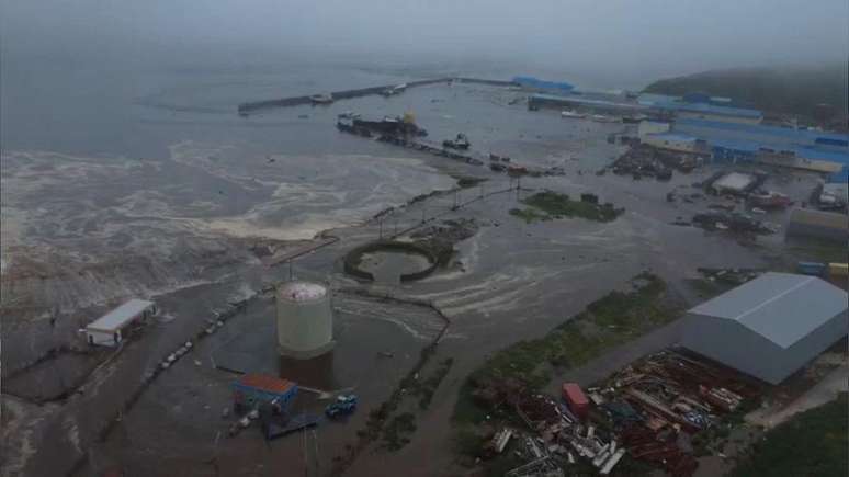 A onda de tsunami causou inunda&ccedil;&otilde;es na cidade russa de Severo-Kurilsk ap&oacute;s o terremoto de magnitude 8,8 na costa da pen&iacute;nsula de Kamchatka