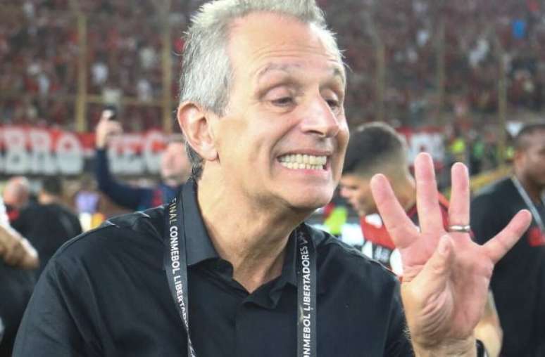 Bap ao lado de do diretor José Boto com a taça da Libertadores –