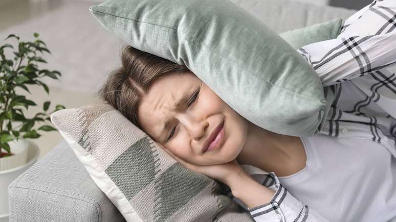 zumbidos persistentes, que duram dias ou se repetem frequentemente, merecem avaliação médica porque podem estar relacionados a alguma condição de saúde latente – depositphotos.com / serezniy