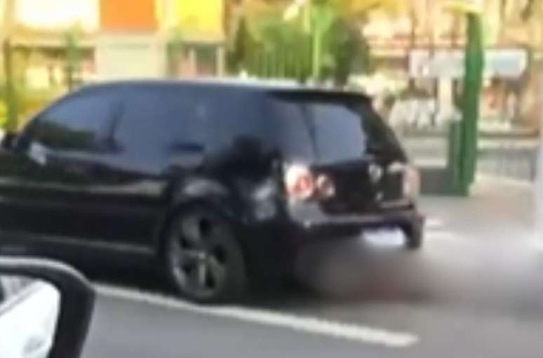 Jovem foi arrastada por cerca de 1 km 