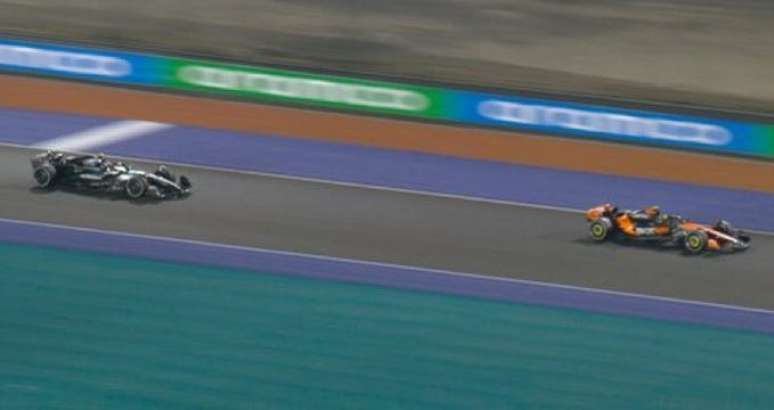 Lando Norris ultrapassa Kimi Antonelli na última volta da corrida no Catar
