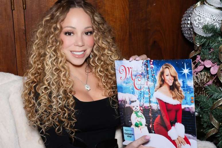 Mariah Carey posa com capa oficial de seu single natalino
