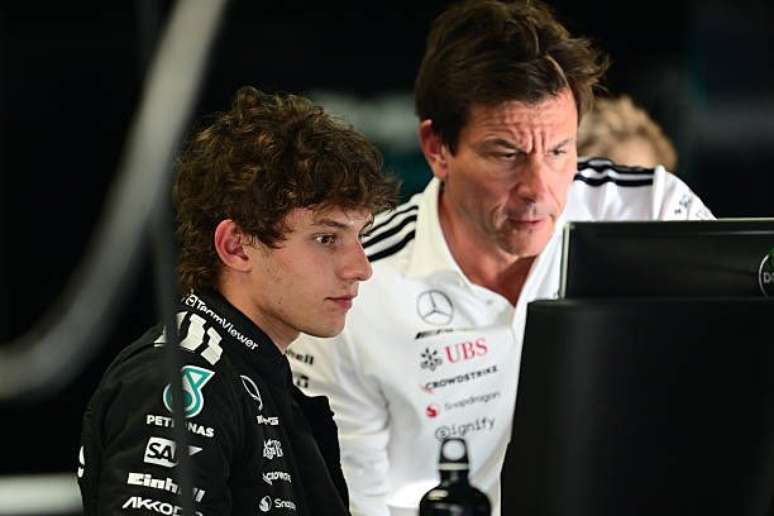 Kimi Antonelli e Toto Wolff durante Grande Prêmio da temporada de 2025