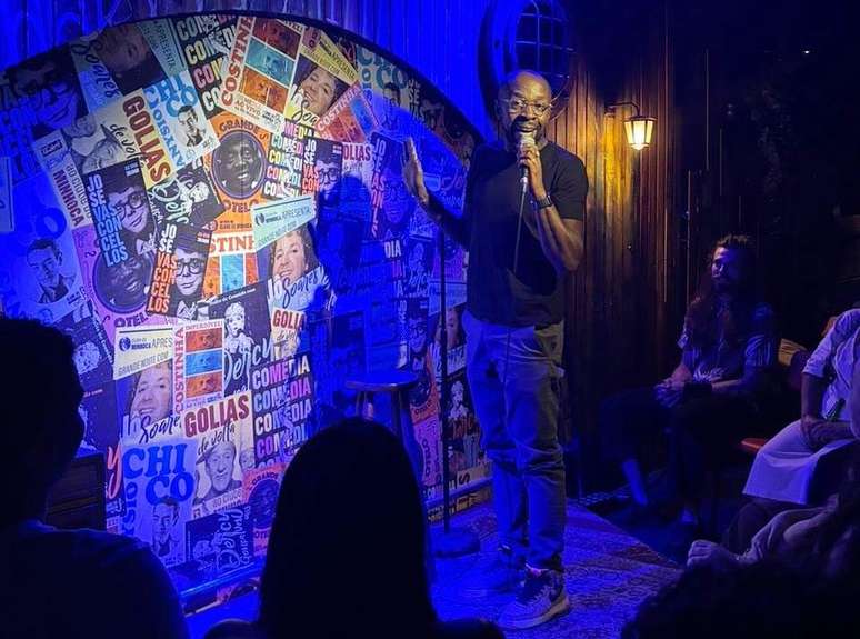 Nico Marcos in a stand-up show. After prison, the rush is to redefine course. 