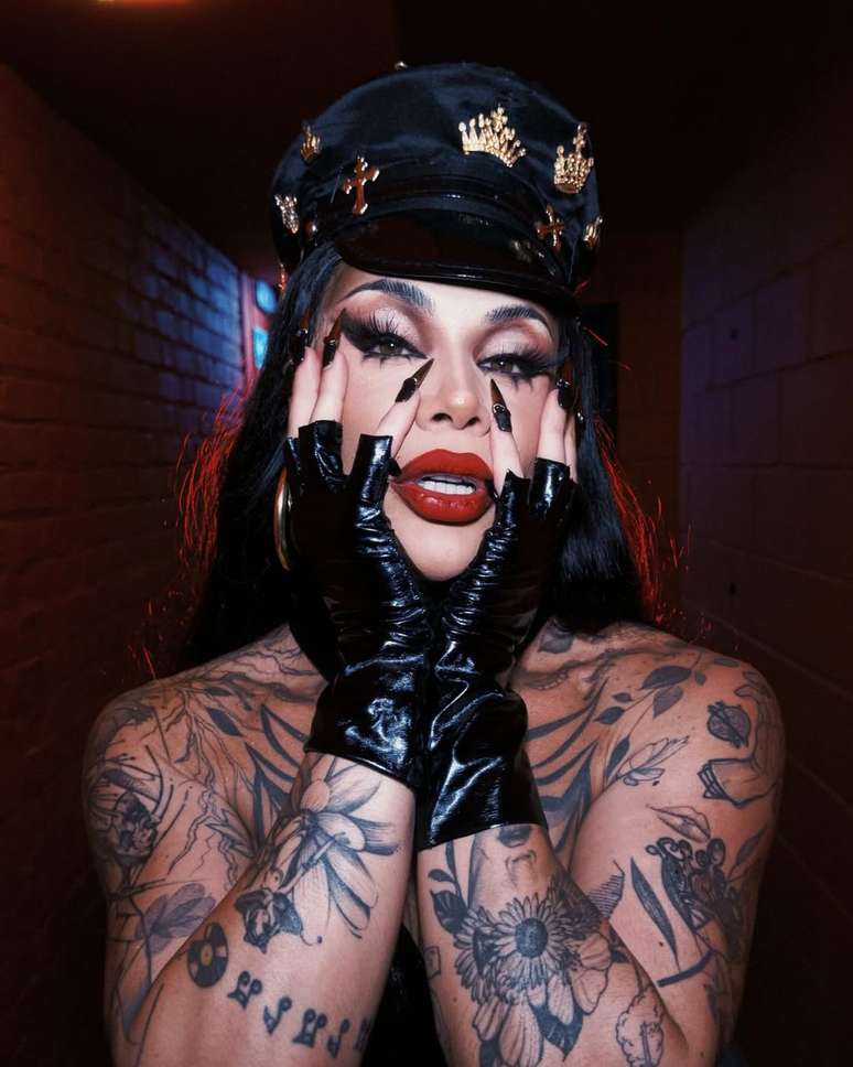 Grag Queen tira foto com as m&atilde;os no rosto