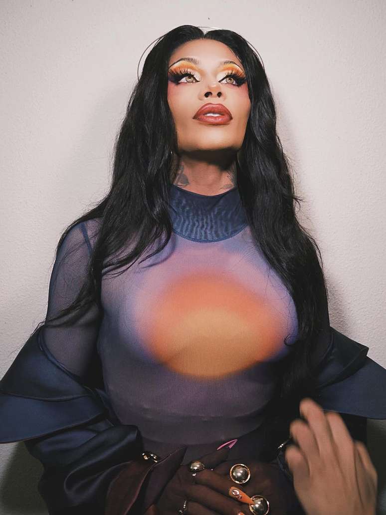 Grag Queen posa com look que usou durante Drag Race Brasil