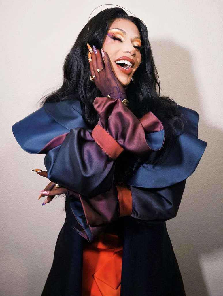 Grag Queen posa com look que usou durante Drag Race Brasil