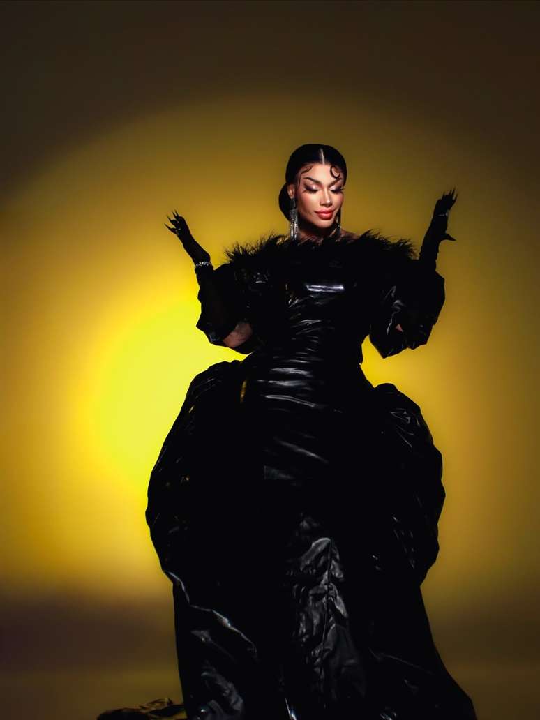 Grag Queen faz ensaio usando vestido do Queen of The Universe