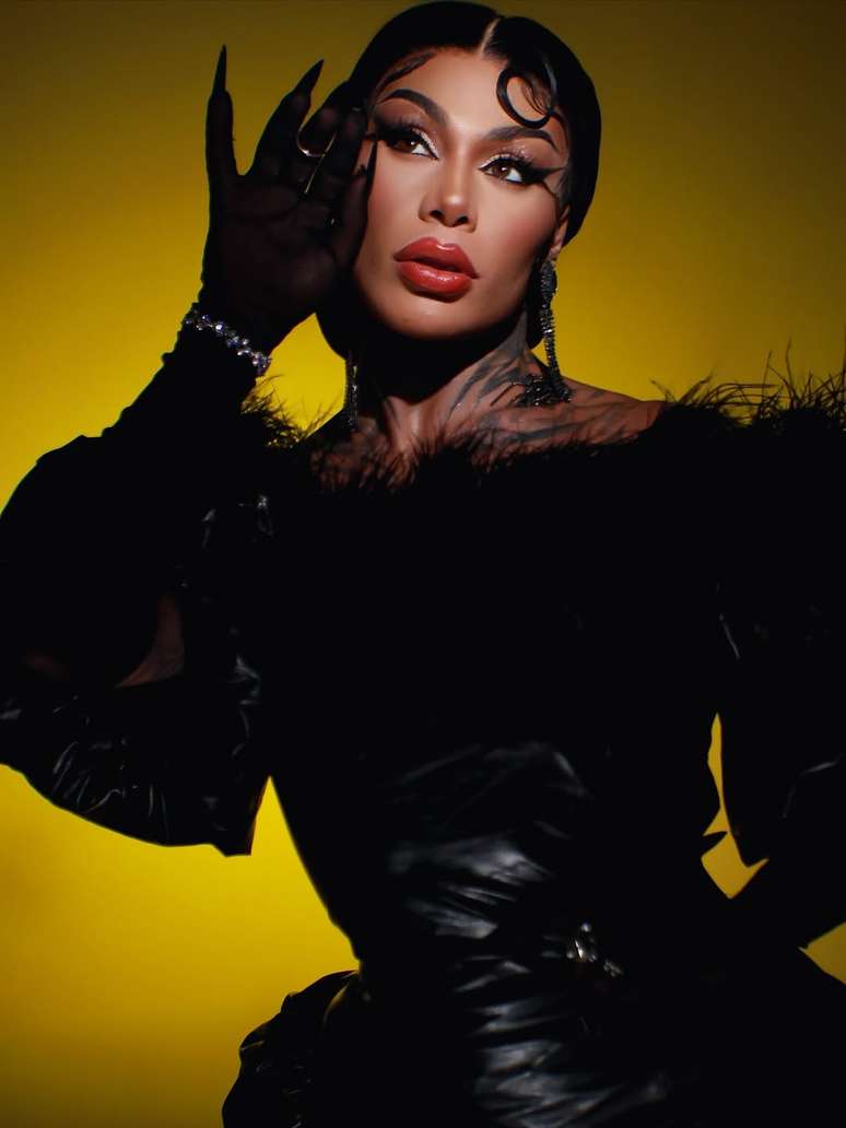 Grag Queen faz ensaio usando vestido do Queen of The Universe