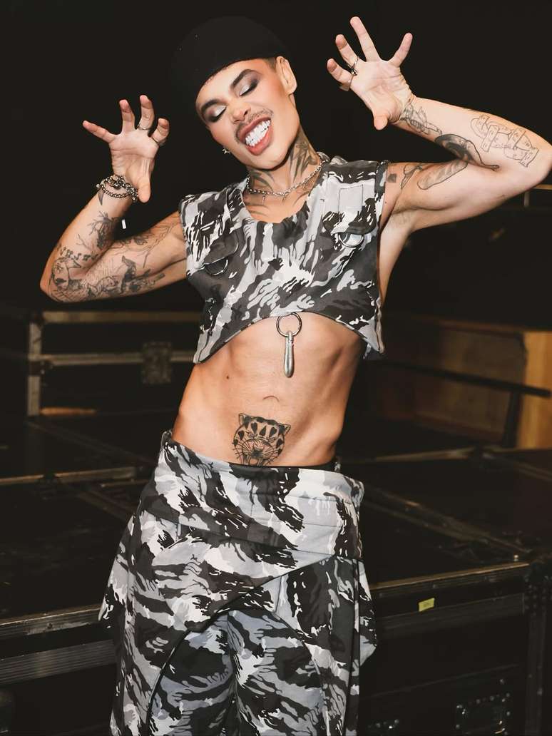 Grag Queen desmontada posando para foto