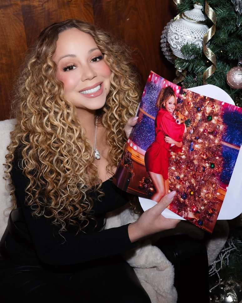 Mariah Carey posa com pôster natalino