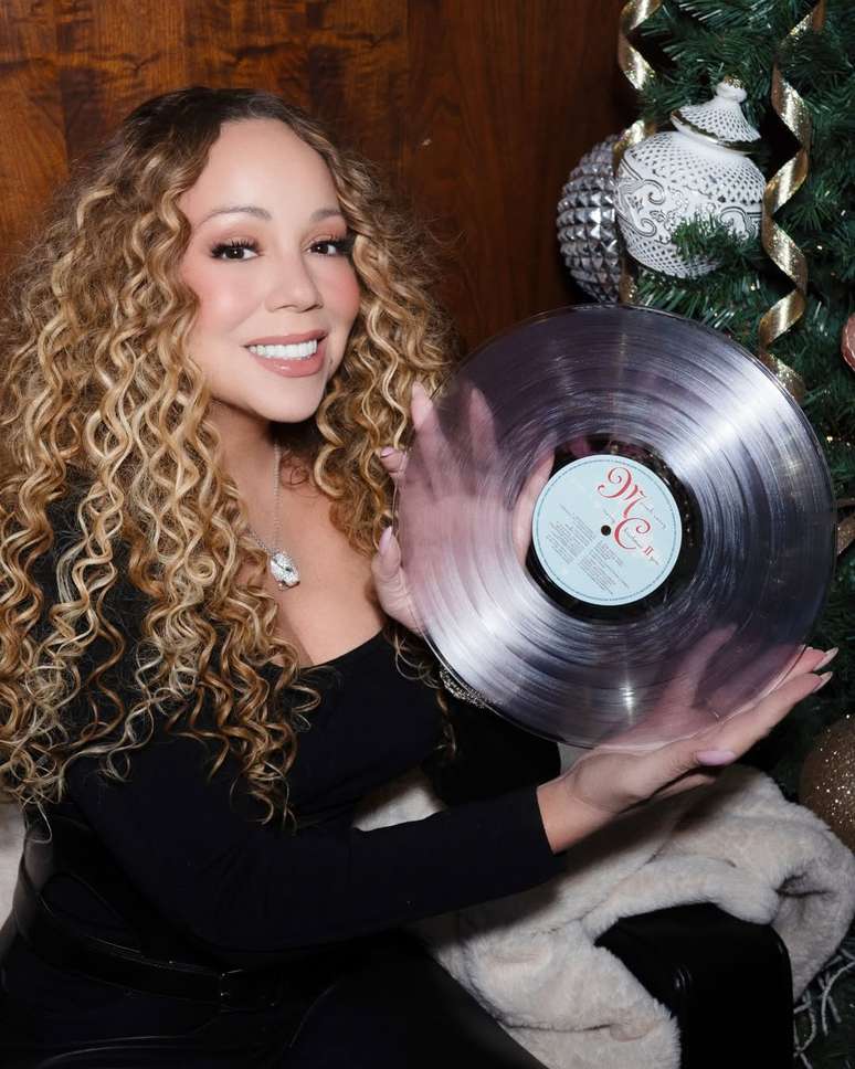 Mariah Carey posa com vinil de seu álbum de Natal