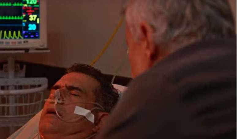 Jaques (Marcello Novaes) desliga os aparelhos de Ricardo (Marcos Pasquim) na novela 'Dona de Mim'.