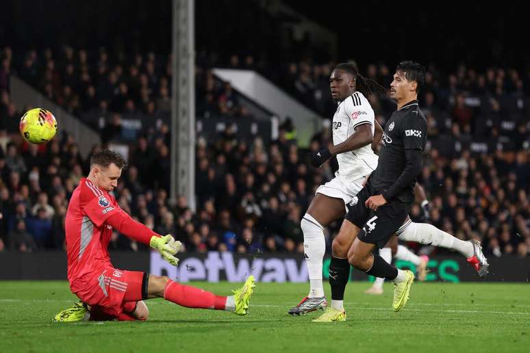 சிட்டியின் இரண்டாவது கோலை அடிக்க ரெய்ண்டர்ஸ் கோல்கீப்பர் லெனோவைத் தொட்டார்.