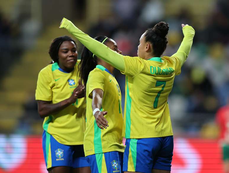 Dudinha comemorando um dos gols da Seleção 