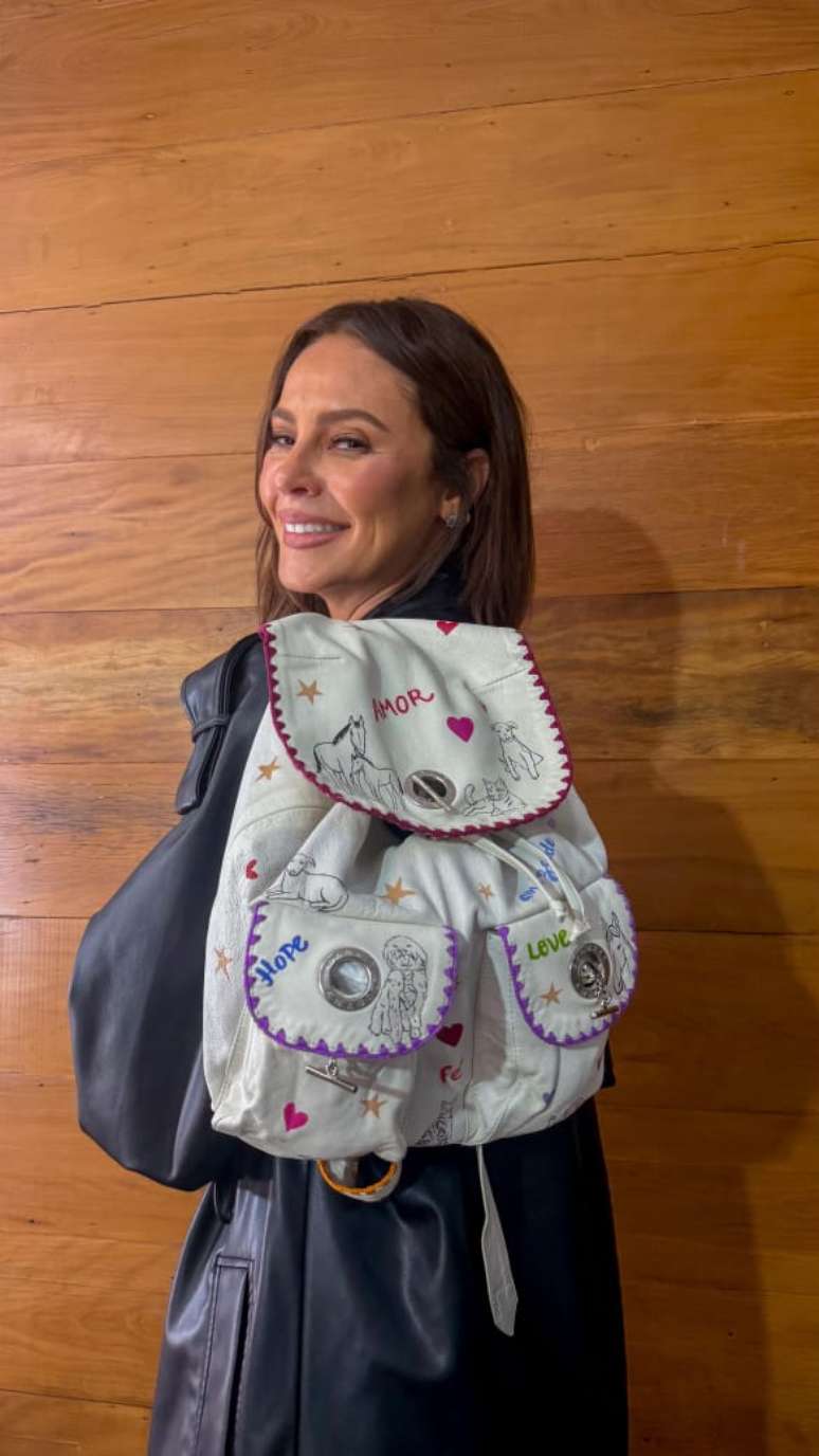 Paolla Oliveira e maochila criada em conjunto com o Atelier Kantha 