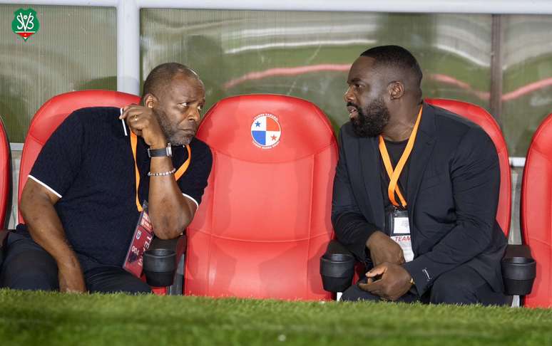 సురినామ్ గేమ్ సమయంలో స్టాన్లీ మెన్జో 