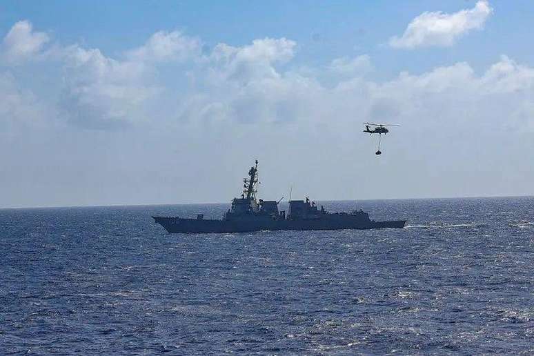 கரீபியன் கடல் வழியாக அமெரிக்க இராணுவக் கப்பல்கள் முன்னேறுகின்றன