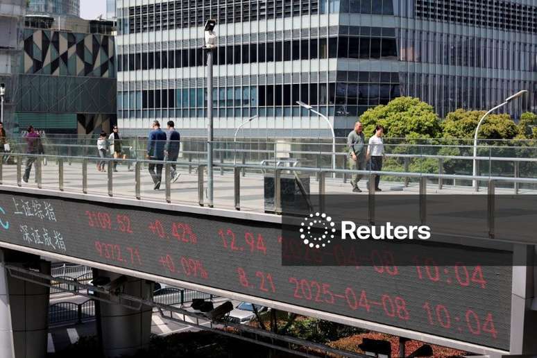 Telão com cotações acionárias em Xangai
08/04/2025. REUTERS/Go Nakamura