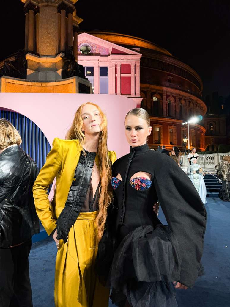 O estilista Harry Reeds e Maria Klaumann 