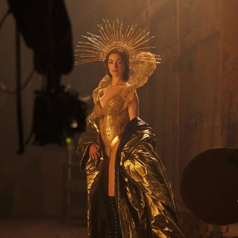 Anne Hathaway em primeira imagem revelada do filme 'Mother Mary'