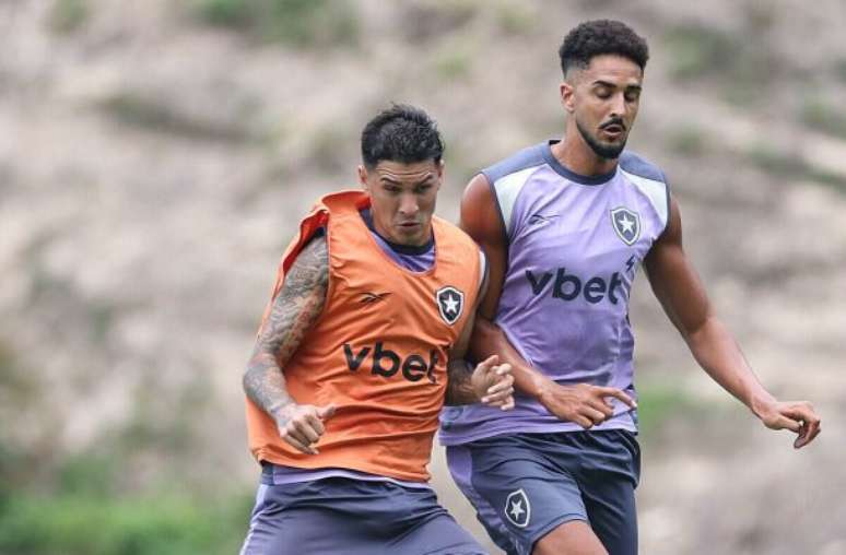 Neto faz trabalho com bola no treino no CT Loinier –