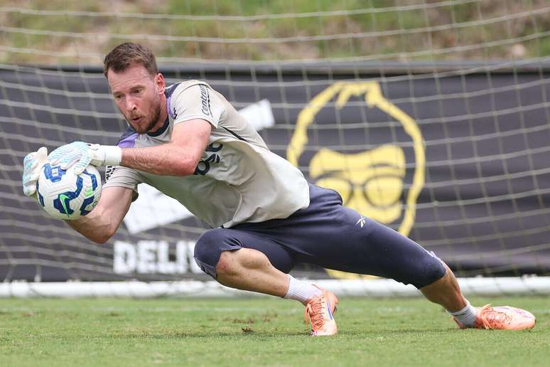 Neto faz trabalho com bola no treino no CT Loinier –