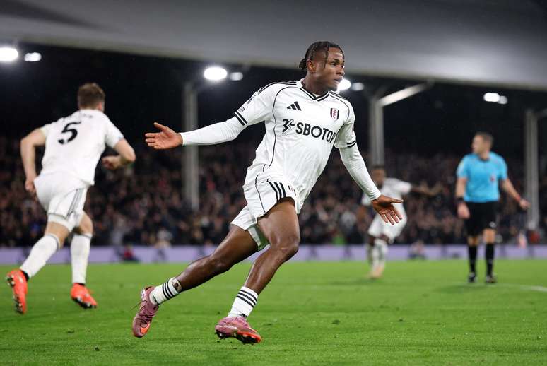 Chukwueze comemorando um dos gols do Fulham 