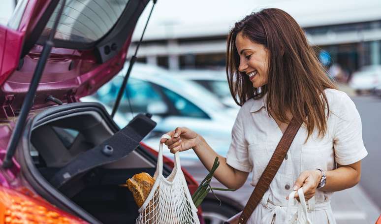 Se reutilizarmos uma sacola rasgada do mercado, podemos fazer este organizador prático para o porta-malas do carro.