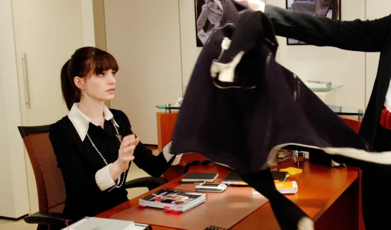 O que significa trabalhar com a mesa desarrumada, segundo a psicologia.